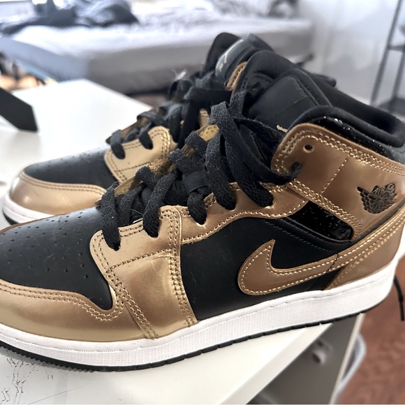 6Y Jordan 1s Mid. - Picture 1 of 4
